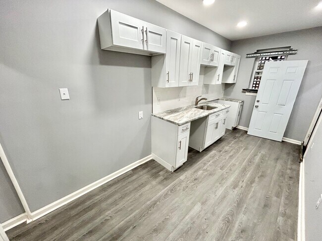 Building Photo - 2210 E Sergeant St