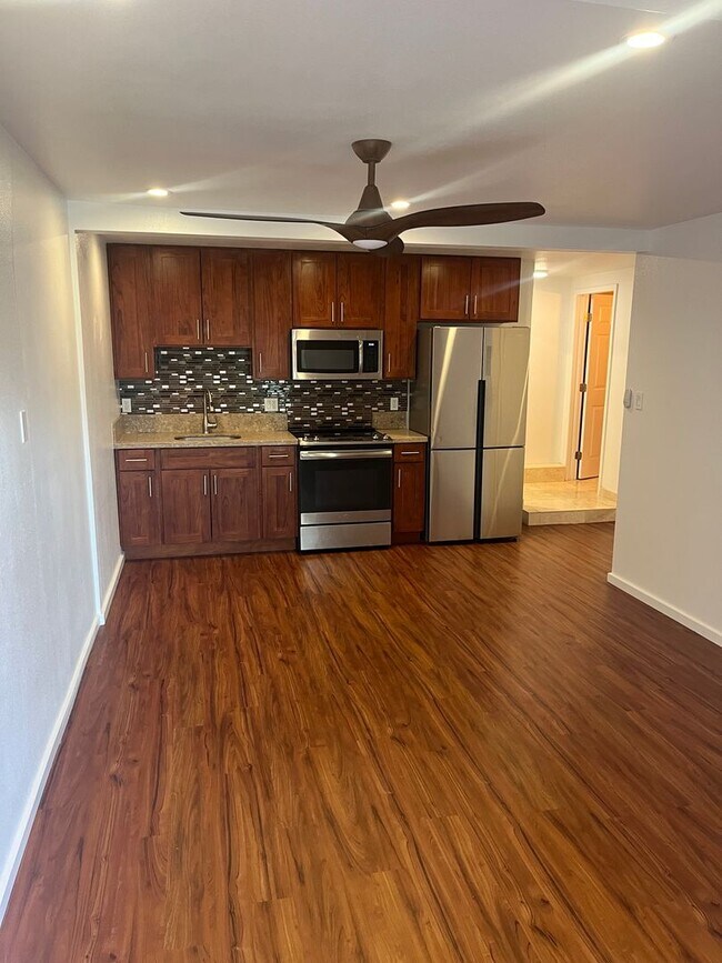 Building Photo - Renovated 6 Bedroom, 3.5 Bath Home with 2 Garages in Aina Haina