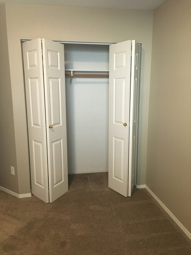 Building Photo - Your Terrace Heights Retreat- Spacious com...