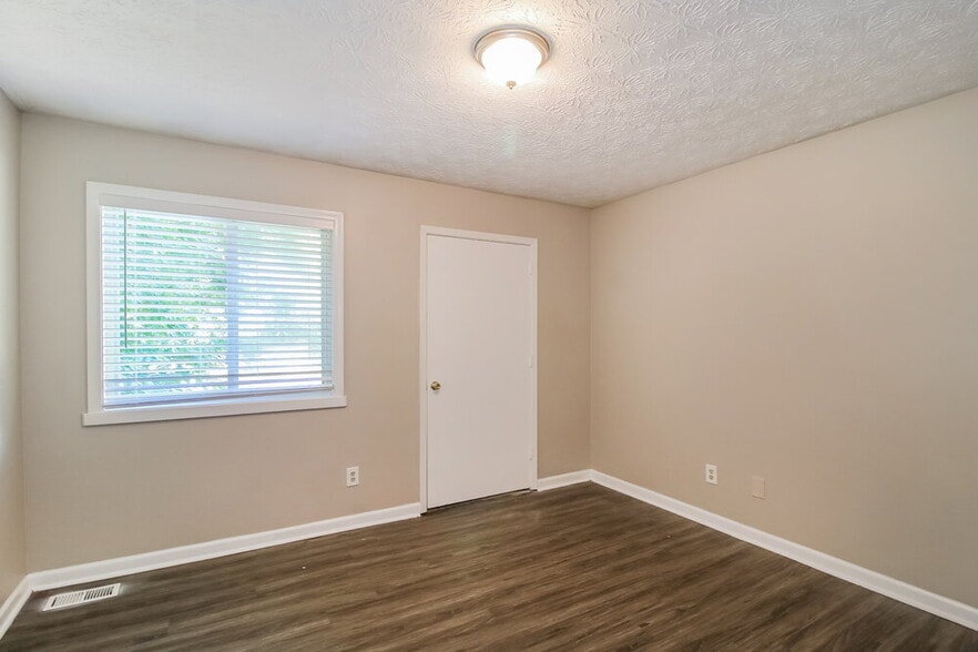 Building Photo - 9227 Chestnut Lake Dr