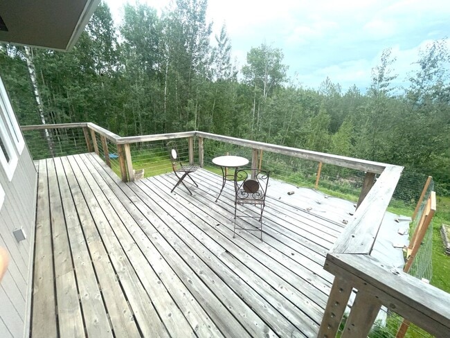 Building Photo - Beautiful 2-bedroom 1.5-bathroom home