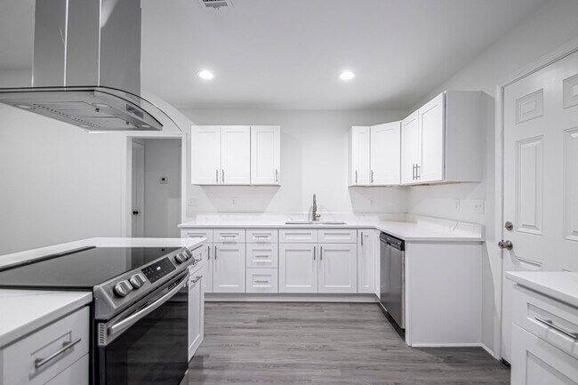 Building Photo - 306 S Schiller St