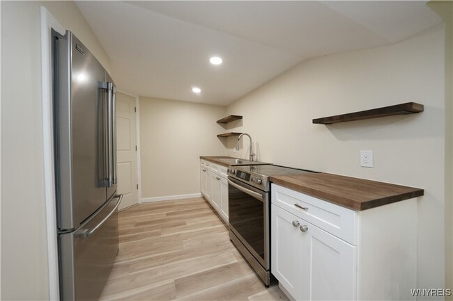 Building Photo - 100 Bridle Ln