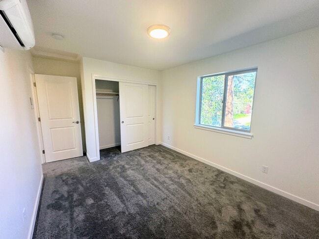 Building Photo - 112 Maple St