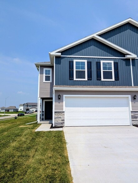 Front Exterior/ Corner Lot - 4302 NE 13th St