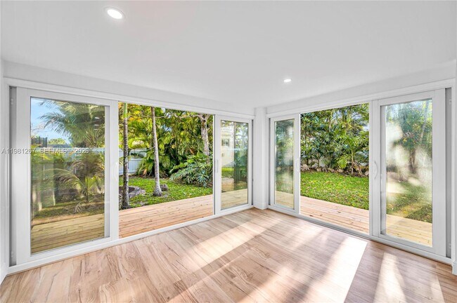 Building Photo - 1960 NE 182nd St