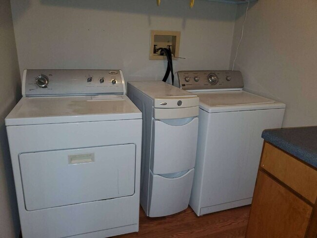 Building Photo - "Spacious 5-Bedroom Retreat with 3 Full Baths in Huntsville – Your Perfect Family Home Awaits!"