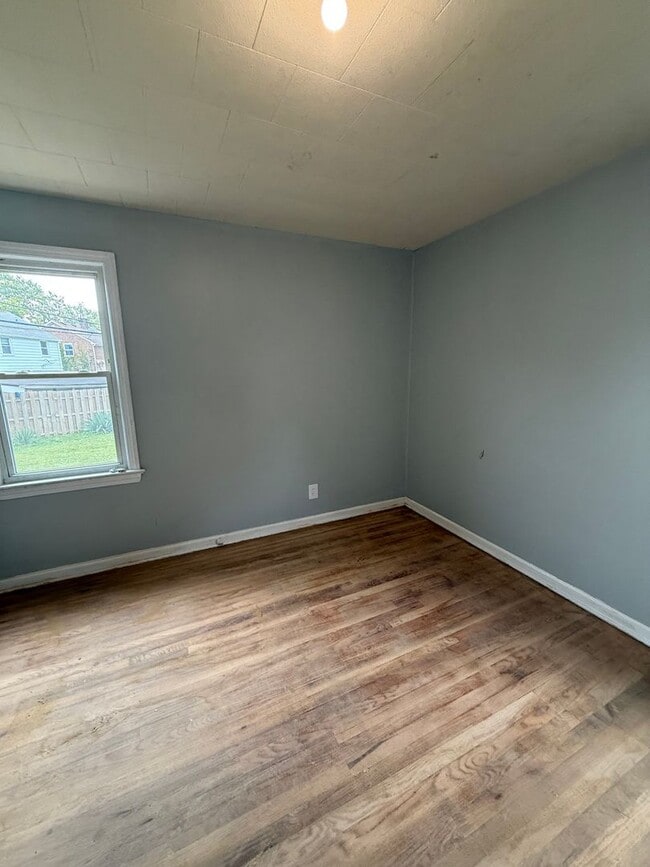 Building Photo - Maple Heigjts 3 bedroom Single Water/Sewer...