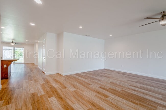 Building Photo - 4 Bedroom/2 Bath Home with an office and S...