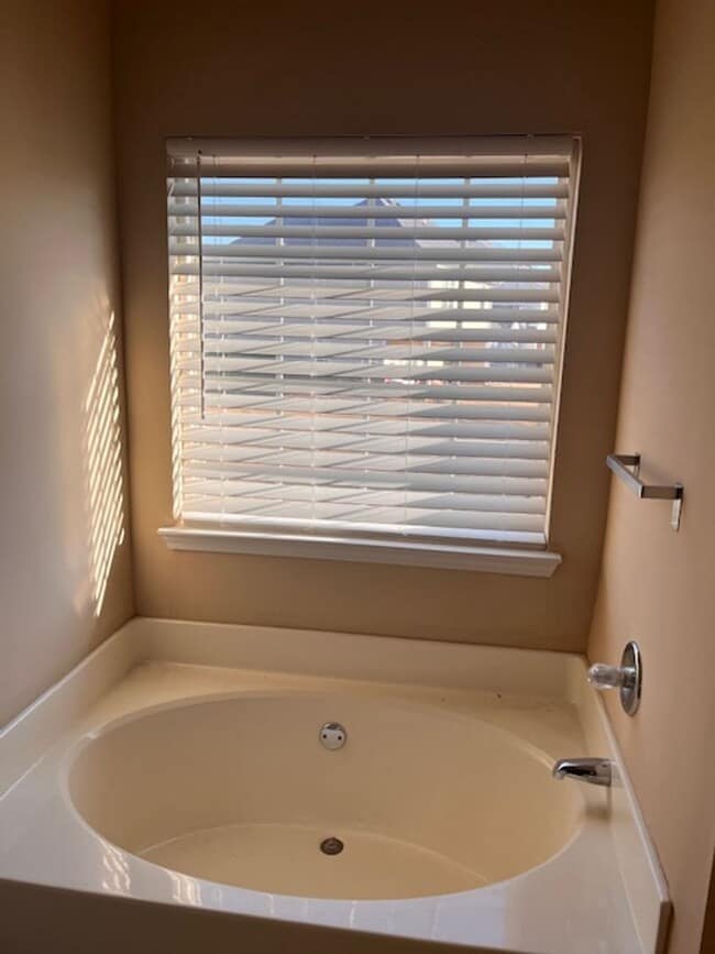 Building Photo - Home in Locust Grove