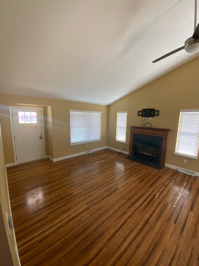 Living room - 996 Tamara Dr