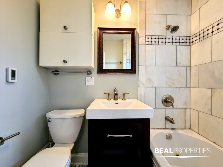 Building Photo - 744 W Addison St