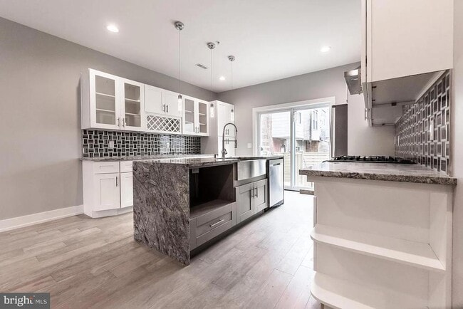 Building Photo - 2055 Tasker St