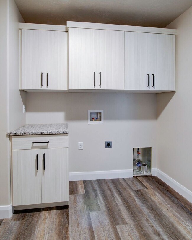 Building Photo - Like new 3 bedroom, 2.5 bathroom townhome in Cedar City!