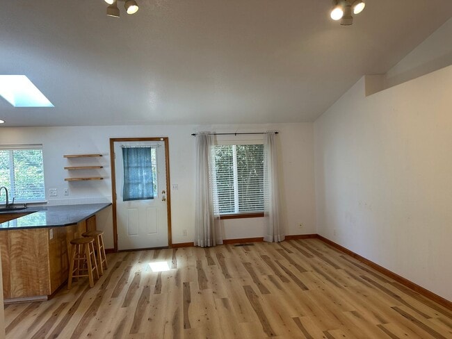 Building Photo - Beautifully updated 3 bedroom 2 bath house...