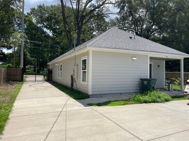 Building Photo - Adorable 4bed/2bath built in 2021