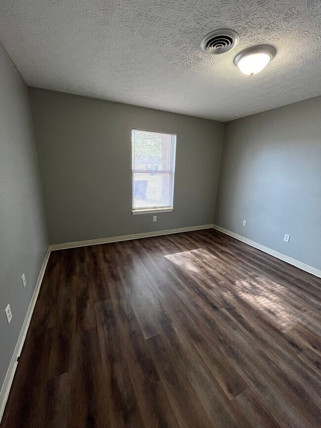 Building Photo - 199 E Heights Ave