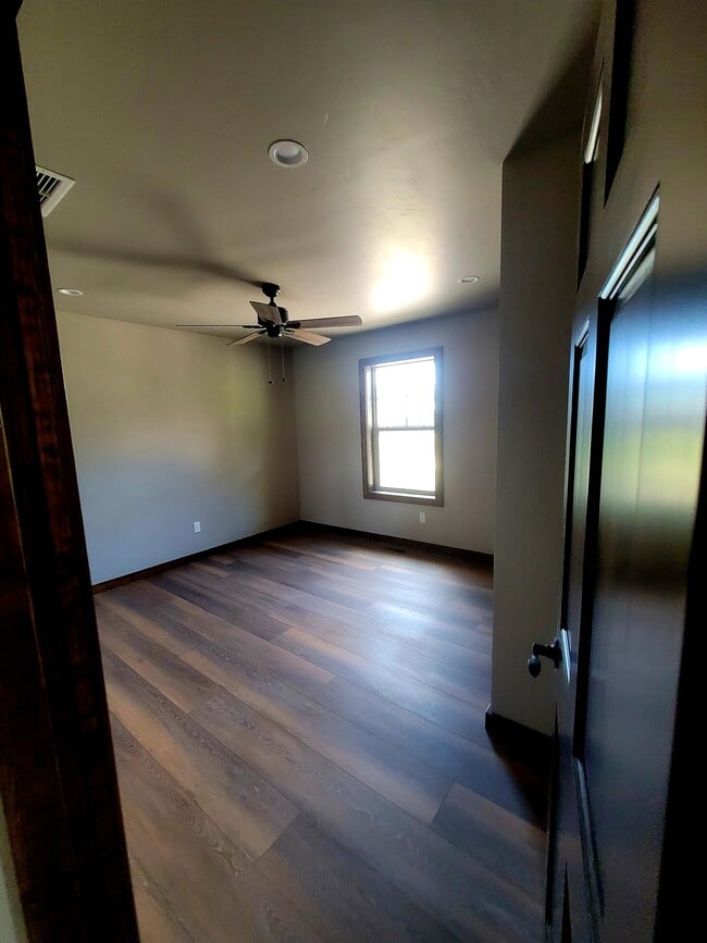 Building Photo - 401 Alpine Dr