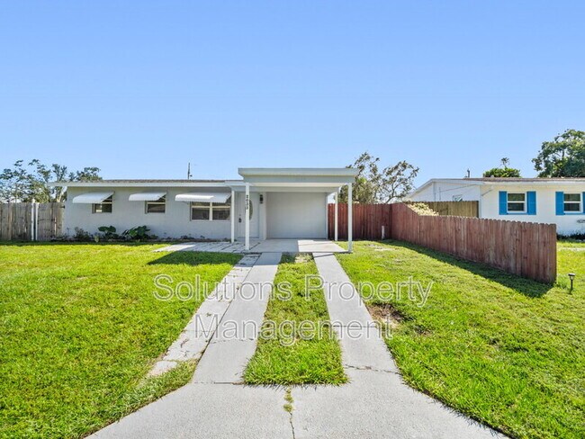 Building Photo - 2033 Robinhood Dr