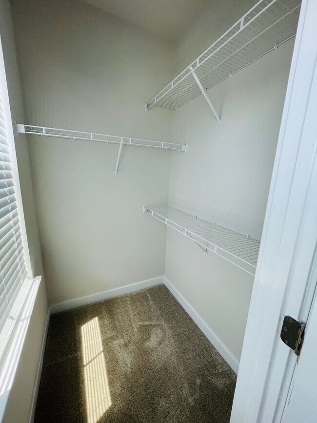 Building Photo - Sophisticated and Spacious 3BR-3.5 Bath To...
