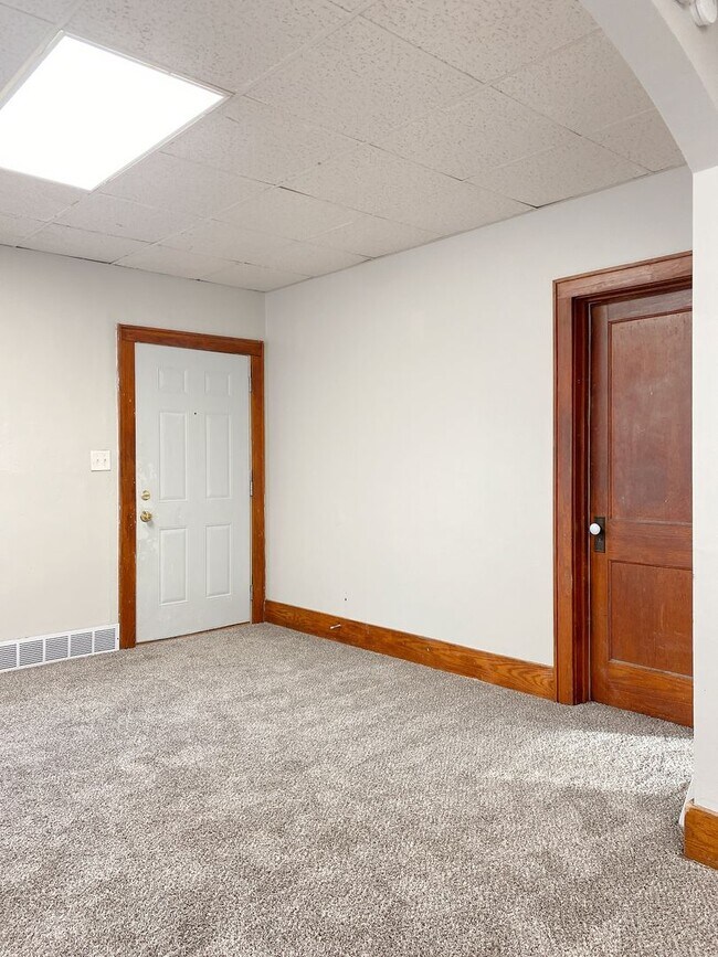 Building Photo - Move-in special. 3 bed 1 bath with a detached garage and large driveway $1250