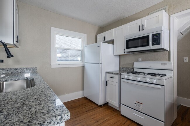 Building Photo - A Great 4BD/1.5BA Single Family Home That Has Been Recently Renovated