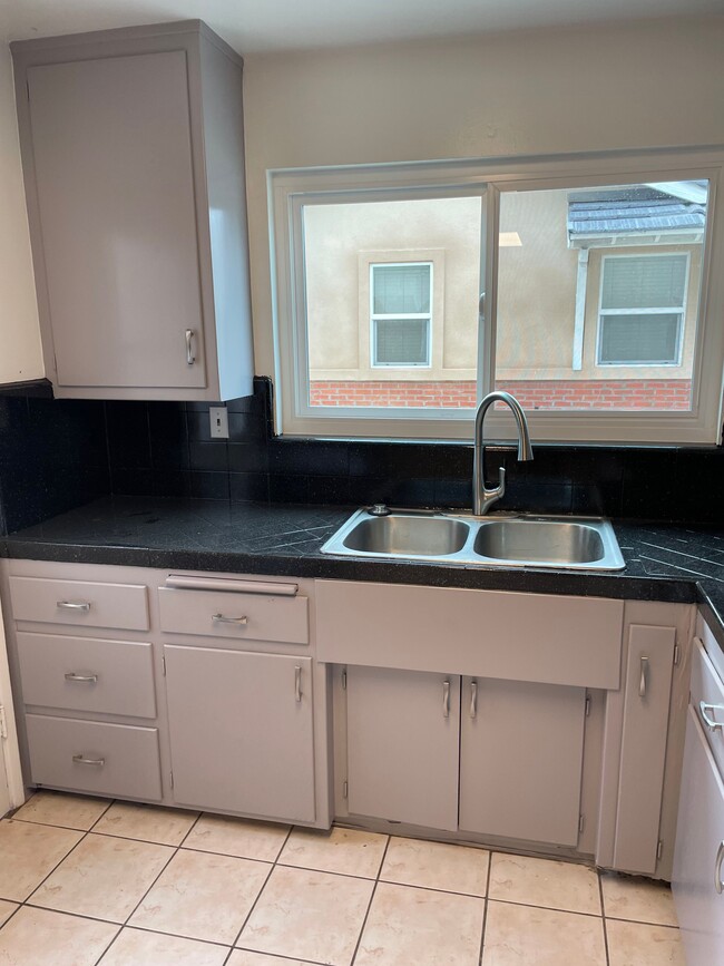 Building Photo - 509 S Almansor St