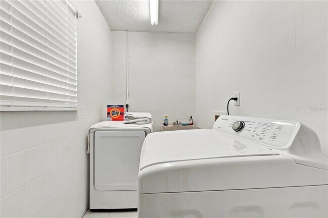 Building Photo - 2855 Dueby St