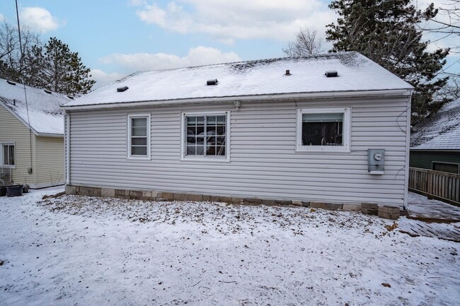Building Photo - Duluth MN 5-Bedroom - 2-Bath Single Family