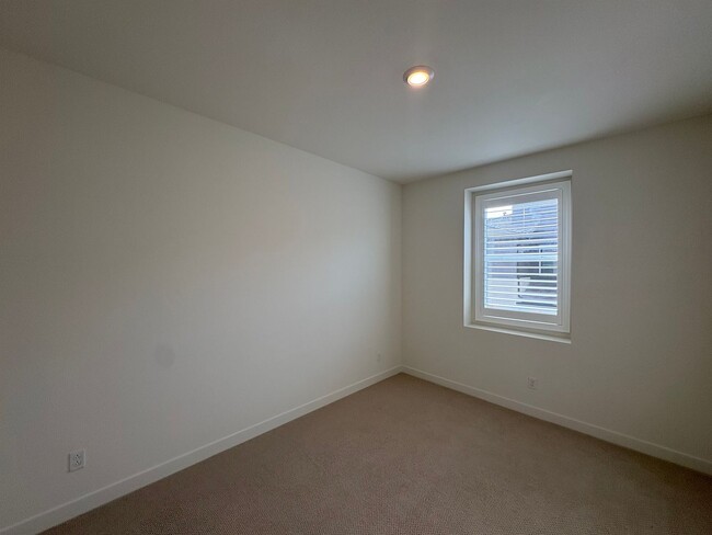 Building Photo - Modern 3BD/3BA in San Marcos