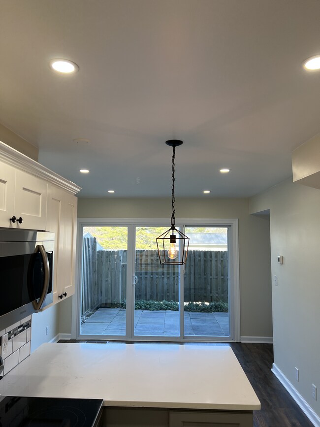 Kitchen - 5 - 149 W Kenilworth Cir