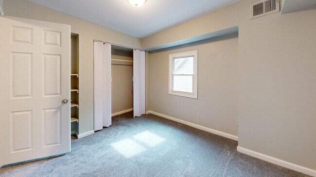 Building Photo - Old Brooklyn Area - 4 Bedroom - 1 Bath - Single Family Home