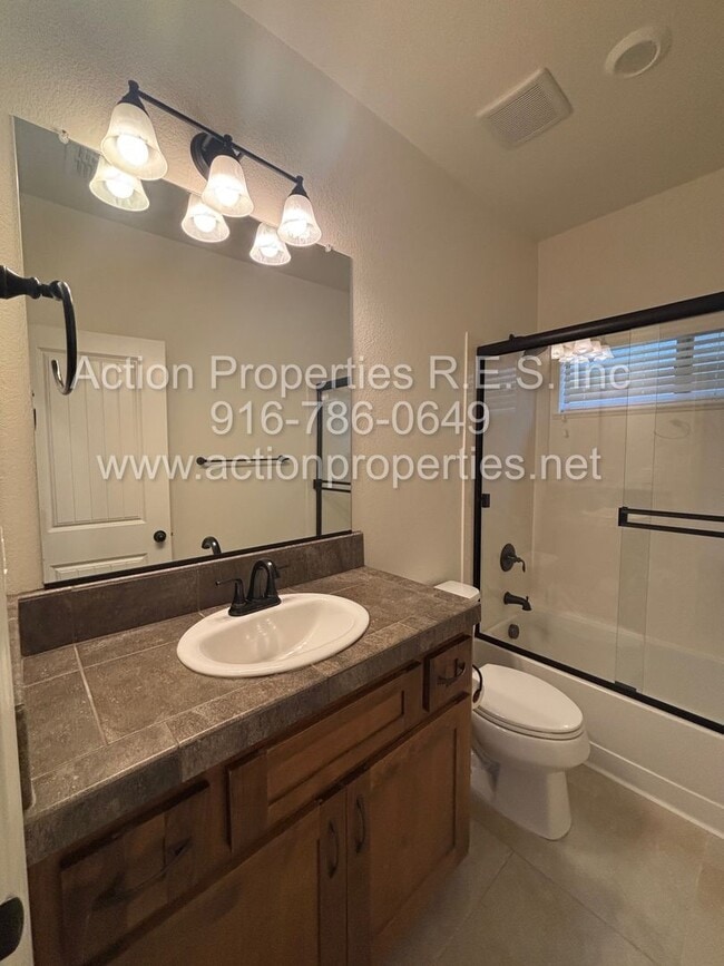 Building Photo - Solar - Whitney Ranch Newer Single Story, ...