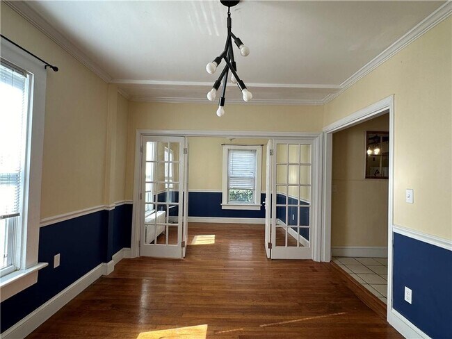 Building Photo - 5-25 Calvert St