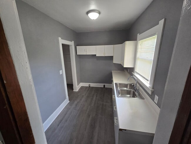 Building Photo - 3 Bedroom House