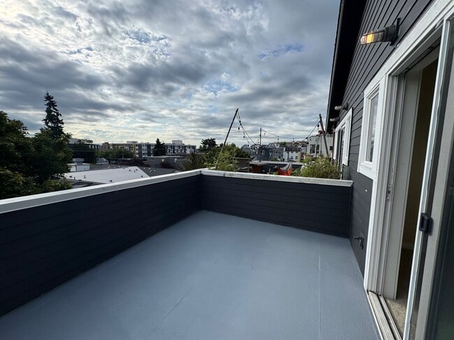 Building Photo - 3bd/2.5ba Seattle Townhouse