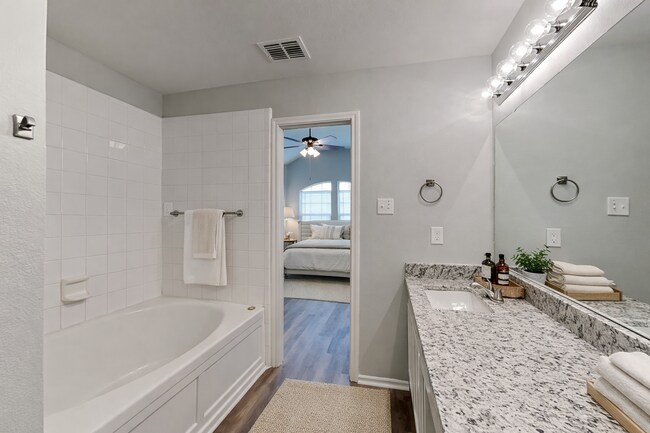 Building Photo - Charming 3-Bed, 2-Bath Home in Dallas with Garage Parking