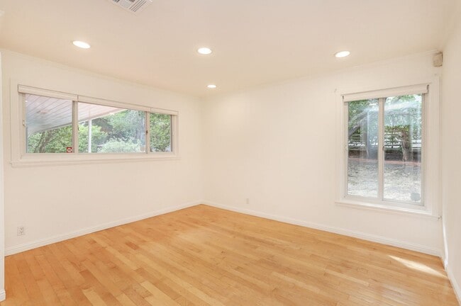 Building Photo - 3 Bed / 3 Bath + Bonus room pet friendly Millbrae home with pool on a 1/2 acre lot. YouTube tour!!