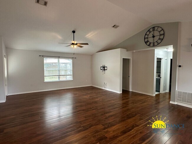 Building Photo - Pet Friendly Charming 3-Bedroom Home in Navarre!