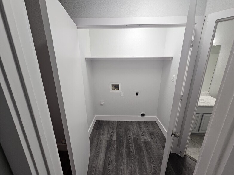 Building Photo - 919 Crestwood Dr