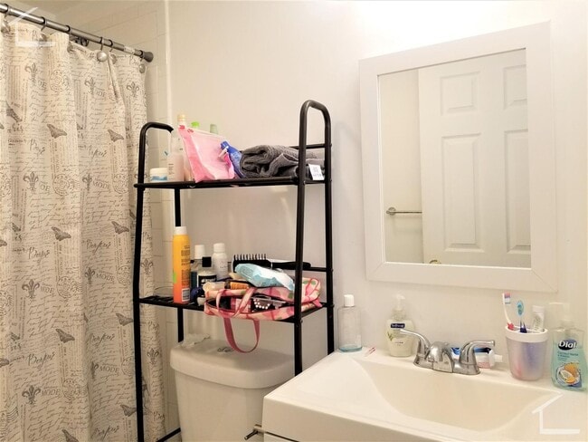 Building Photo - No Brokers Fee, Large Unit, Heat, Hot Water Included, Laundry on a Site