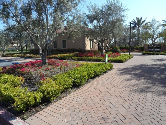 Building Photo - 4BR 3BA two-story condo with 2 Car Attached Garage