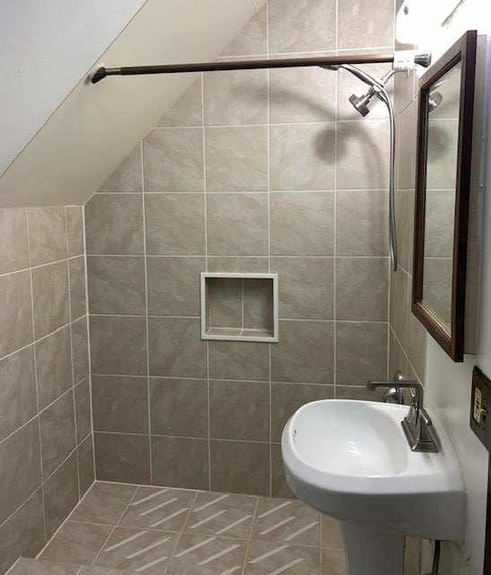 Walk in shower 2nd floor - 2454 N Pierce St
