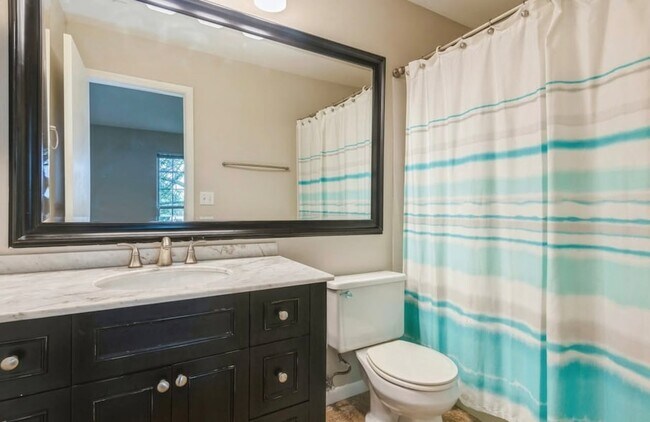 Building Photo - 533 Woodhaven Dr