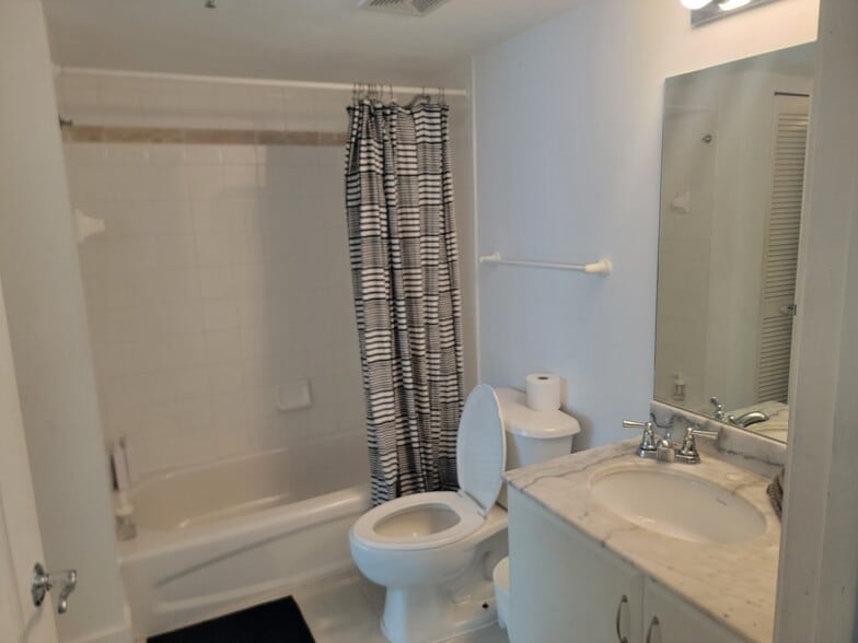 Building Photo - 1200 Brickell Bay Dr