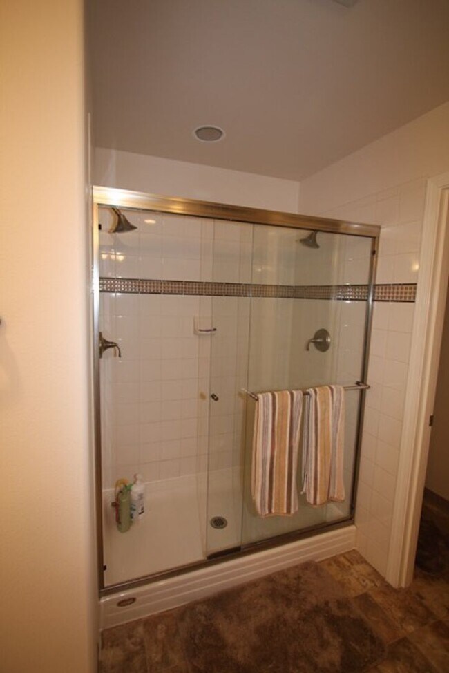Building Photo - 3 Bed, 2.5 Bath Condo in Eagle River