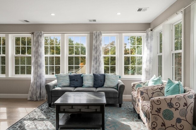 Building Photo - 63 Pine St