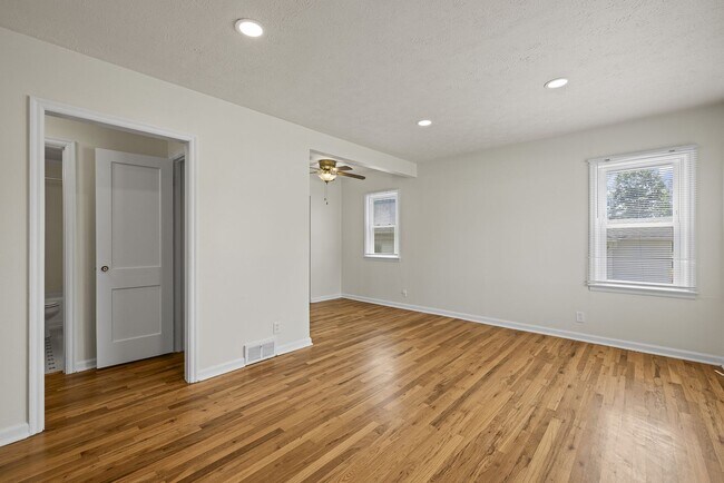 Building Photo - Cozy 3-Bedroom Ranch with Garage in Charming Old Towne Bellevue