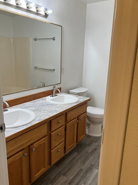 Building Photo - 407 N 5th Ave SW