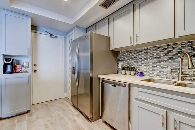 Building Photo - LONG TERM - FULLY FURNISHED 2/2 Open water...